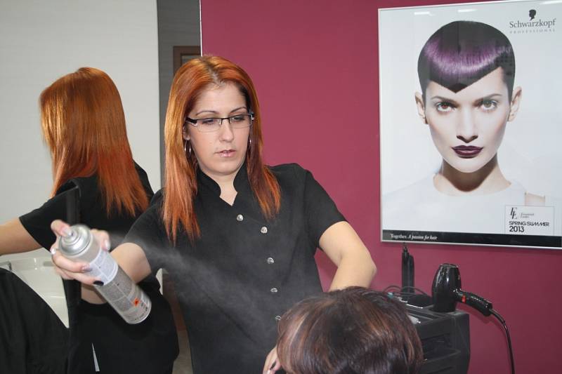 Kadeřnice Kateřina Švecová upravuje vlasy jedné ze svých zákaznic.