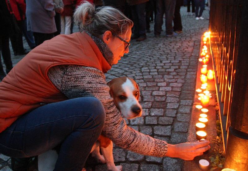 Pálení svíček na rumburském náměstí přilákalo obyvatele města všech věkových skupin. 