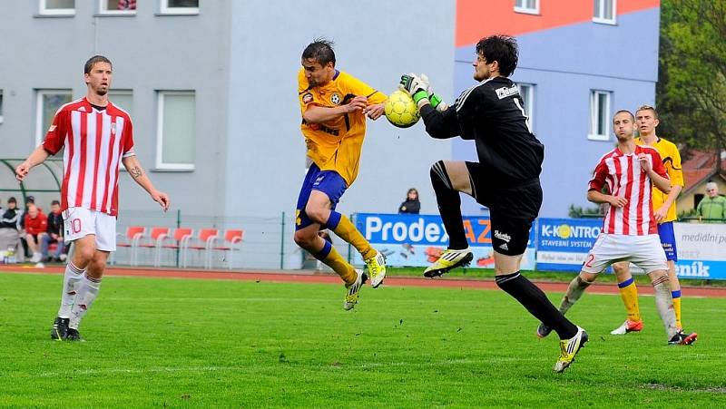 REMÍZA. FK Varnsdorf (žlutá) vs. Viktoria Žižkov 1:1.