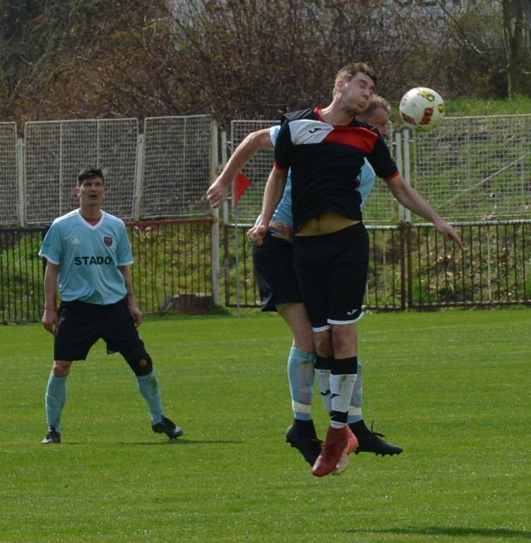 DOBKOVICE (tmavé dresy) vyhrály 3:2 v Děčíně nad Unionem.