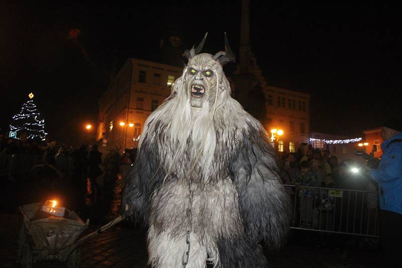 Krampusáci vyděsili Benešov.