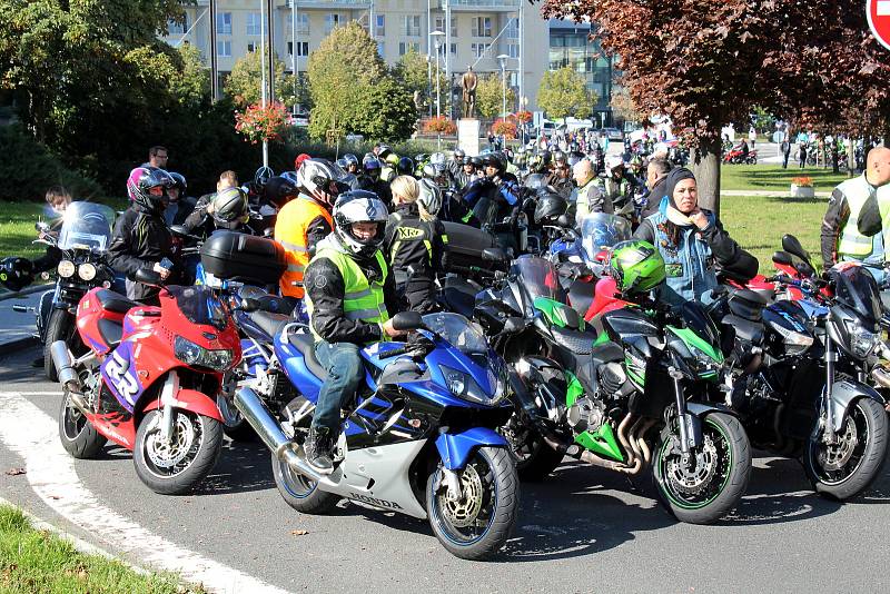 V sobotu se nejen na Mostecku uskutečnila spanilá jízda motorkářů UniRiders, která finančně pomohla třem těžce nemocným dětem.