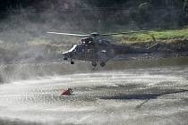 Při boji s požárem v Českém Švýcarsku pomáhají vrtulníky.