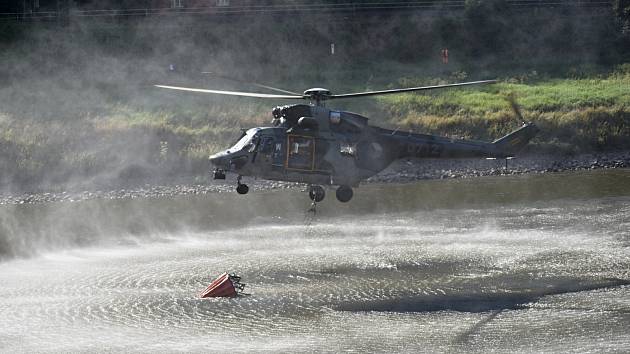 Při boji s požárem v Českém Švýcarsku pomáhají vrtulníky.