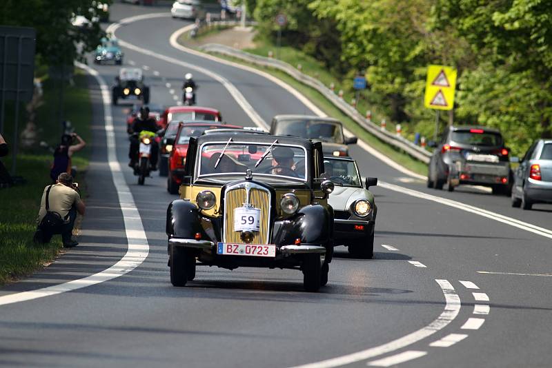 Na Šébru se konaly tradiční závody motoristických veteránů.