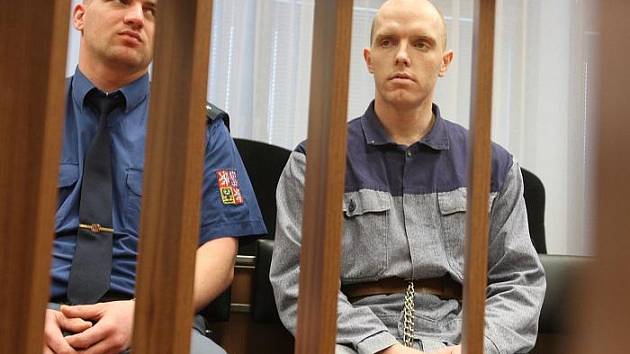 David Černý, šestadvacetiletý muž z Teplic – Trnovan, byl v pondělí před devátou hodinou ranní vězeňskou eskortou přiveden před trestní senát ústeckého krajského soudu. 