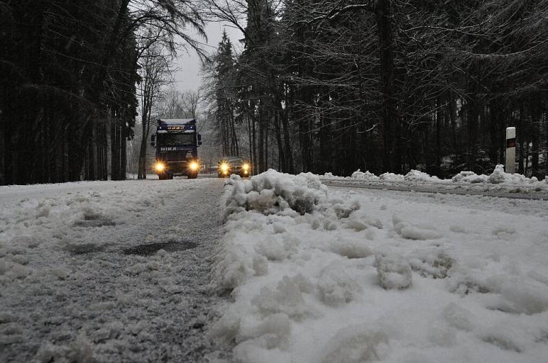 Sníh a námraza komplikují dopravu.