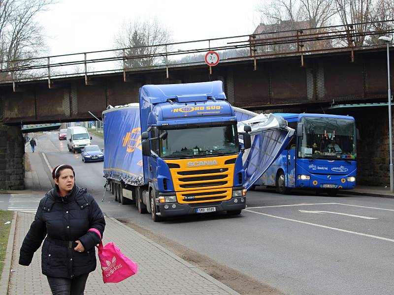 Kamion se zasekl pod viaduktem v Hankově ulici.