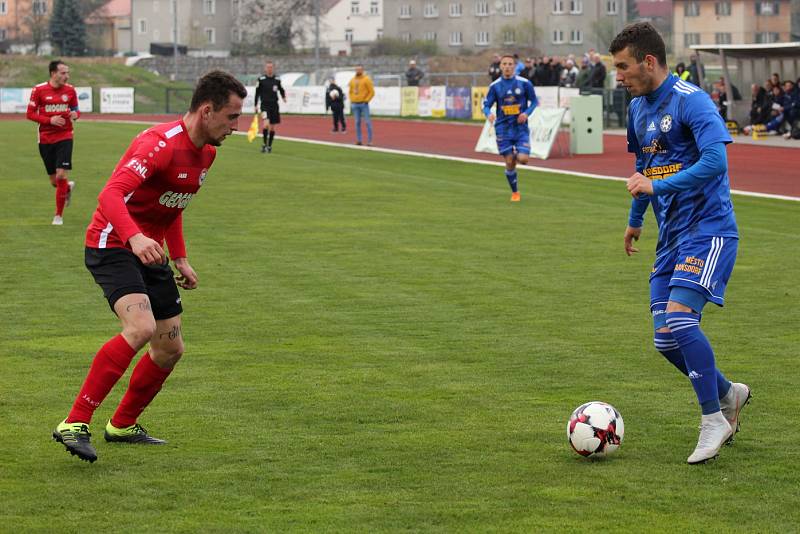 REMÍZA. Fotbalisté Varnsdorfu (v modrém) doma remizovali s Chrudimí 2:2.