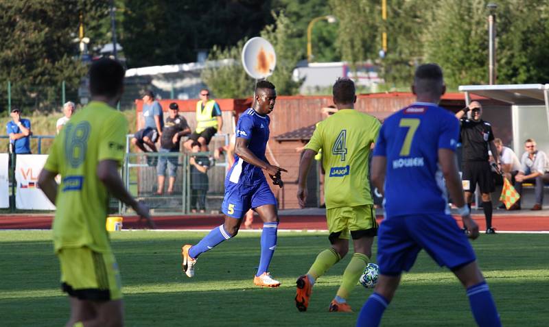 TŘI BODY. Fotbalisté Varnsdorfu (ve žlutém) porazili Jihlavu 2:1 a slaví první vítězství v sezóně.