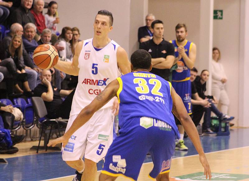 DERBY. Děčínští basketbalisté přivítali Ústí nad Labem.