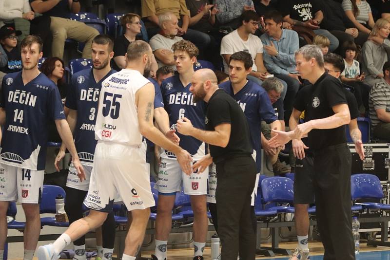 Basketbalisté Děčína doma porazili Ostravu a nadále drží v Kooperativa NBL první místo.