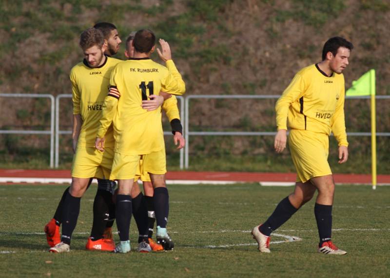 JASNÁ ZÁLEŽITOST. Fotbalisté Rumburka (ve žlutém) porazili doma Bohušovice 7:0.