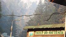 Soutěsky ve Hřensku zahalené kouřem z obrovského lesního požáru. Úterý 26. července