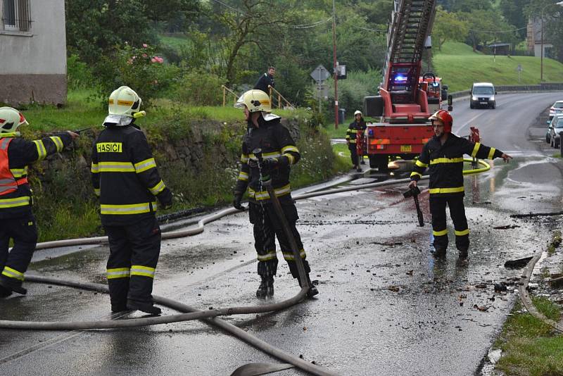 V Malé Veleni shořel dům, silnice na Českou Lípu je uzavřená