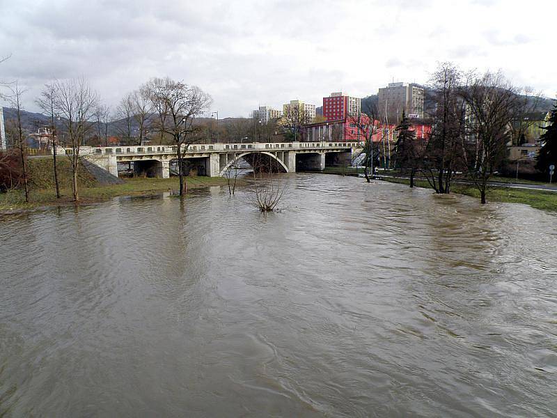 V sobotu 15. ledna 2011 Labe stále stoupalo, podle odhadů vodohospodářů by v neděli 16. ledna 2011 mělo dosáhnout hranice osmi metrů