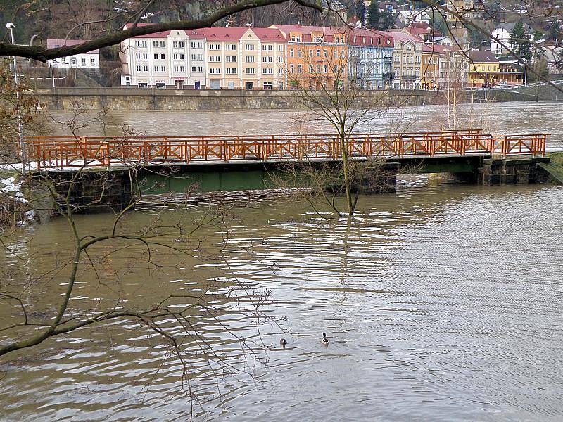 V sobotu 15. ledna 2011 Labe stále stoupalo, podle odhadů vodohospodářů by v neděli 16. ledna 2011 mělo dosáhnout hranice osmi metrů