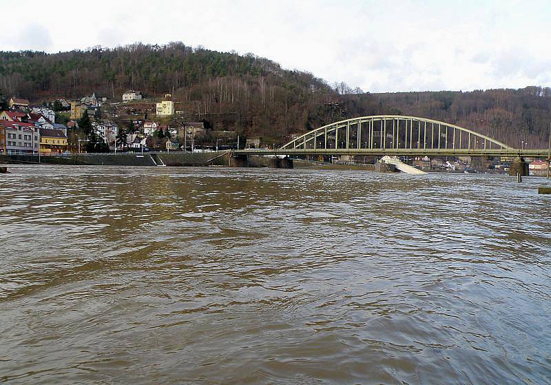 V sobotu 15. ledna 2011 Labe stále stoupalo, podle odhadů vodohospodářů by v neděli 16. ledna 2011 mělo dosáhnout hranice osmi metrů