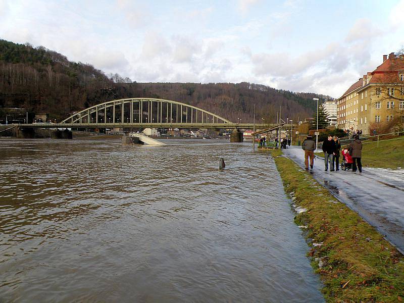 V sobotu 15. ledna 2011 Labe stále stoupalo, podle odhadů vodohospodářů by v neděli 16. ledna 2011 mělo dosáhnout hranice osmi metrů