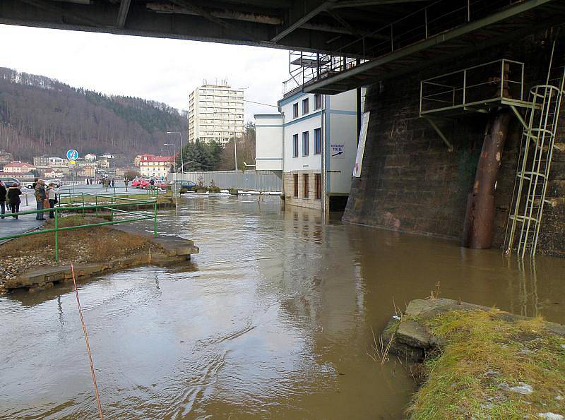 V sobotu 15. ledna 2011 Labe stále stoupalo, podle odhadů vodohospodářů by v neděli 16. ledna 2011 mělo dosáhnout hranice osmi metrů