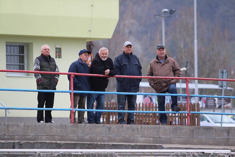 CENNÉ DVA BODY přivezli fotbalisté Jílového (v bílém) z Krupky.