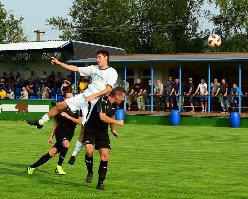 KANONÁDA. Fotbalisté Vilémova (v bílém) doma porazili Brnou 6:1.