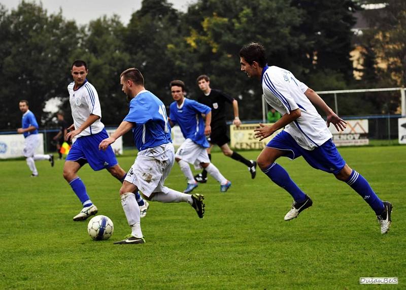 PADLI DOMA. Šluknov (v modrém) nestačil na Srbice a prohrál 1:2.