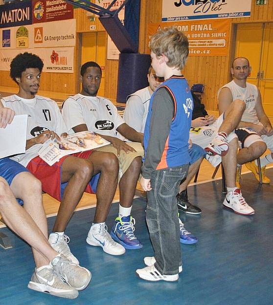 Vánoční setkání děčínských basketbalistů s fanoušky 