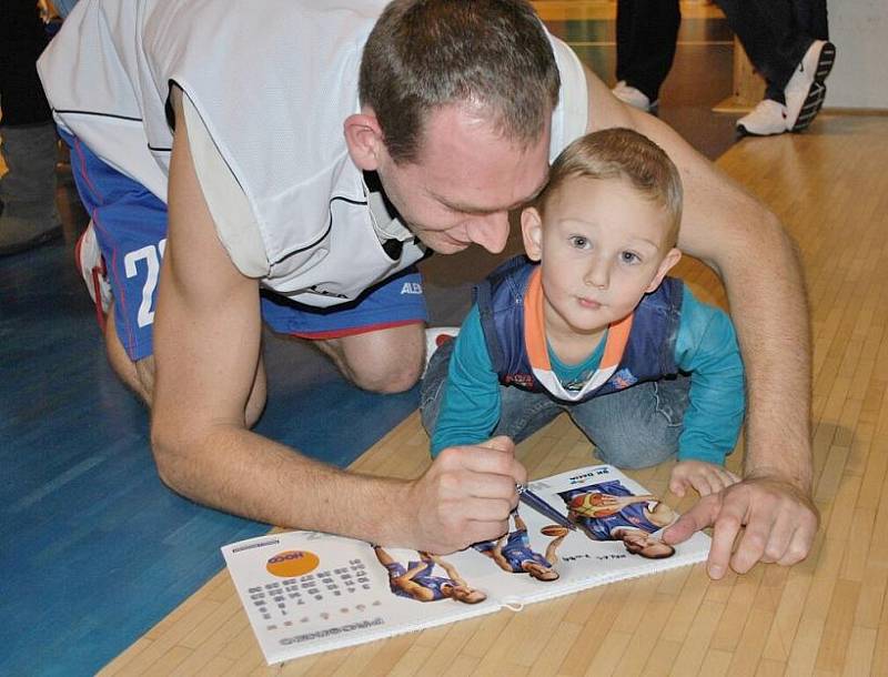 Vánoční setkání děčínských basketbalistů s fanoušky 