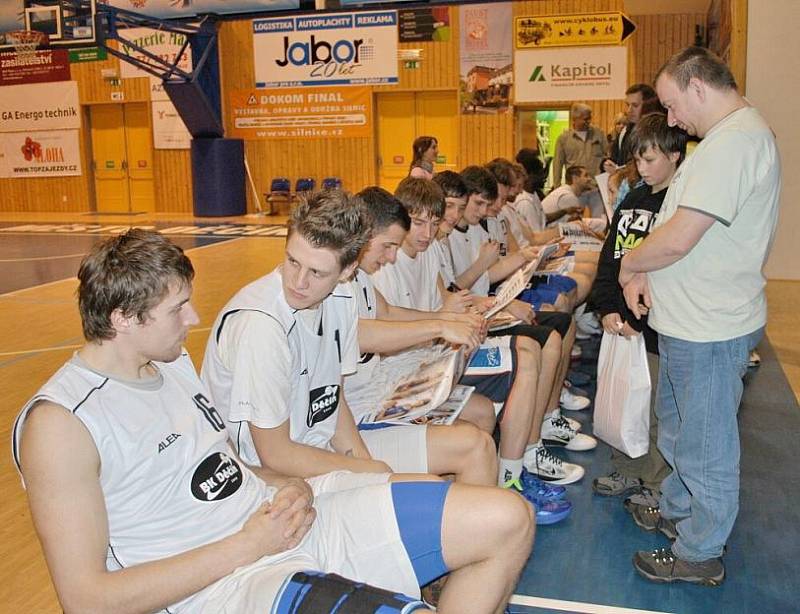 Vánoční setkání děčínských basketbalistů s fanoušky 