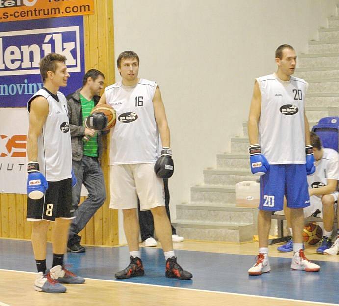 Vánoční setkání děčínských basketbalistů s fanoušky 