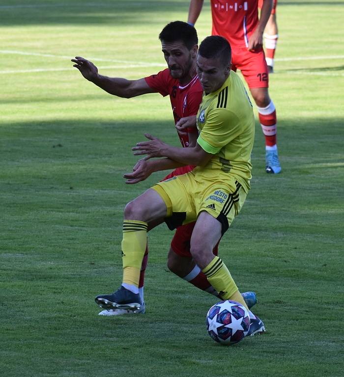 Záchrana! Fotbalisté Varnsdorfu doma ukopali potřebný bod a slaví setrvání ve druhé lize.