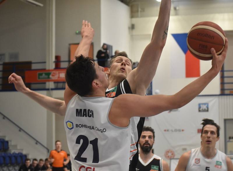 Basketbalisté Děčína v prvním utkání předkola play-off hostili na domácí palubovce Hradec Králové.