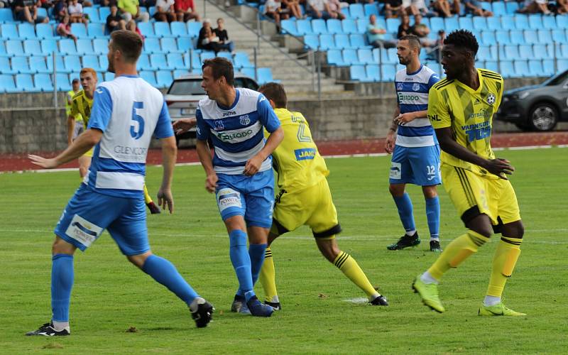 SELHÁNÍ. Fotbalisté Varnsdorfu (ve žlutém) nezvládli derby, doma nestačili na Ústí nad Labem.