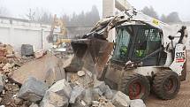 V Litoměřicích v  Jiříkových kasárnách začala a rychle pokračuje demolice objektu, na jehož místě bude zahájena stavba nového vědecko-výzkumného centra v rámci geotermálního projektu.