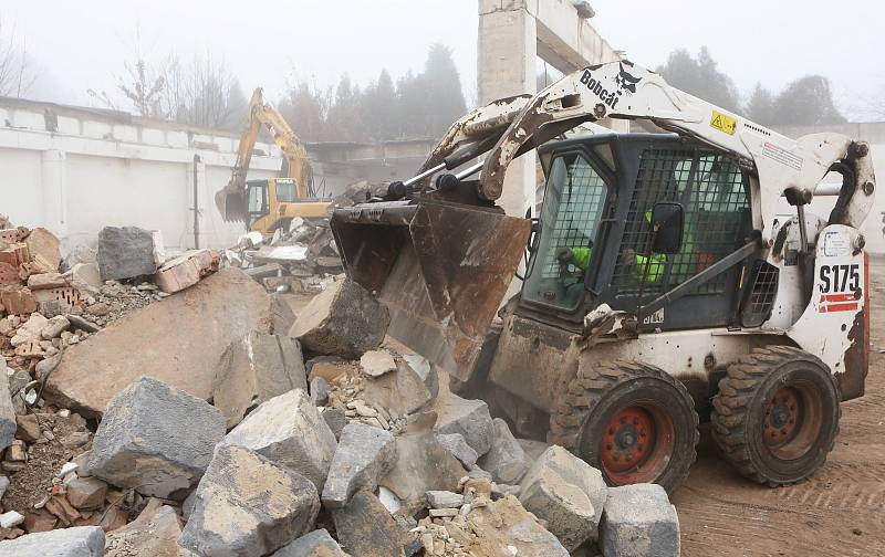 V Litoměřicích v  Jiříkových kasárnách začala a rychle pokračuje demolice objektu, na jehož místě bude zahájena stavba nového vědecko-výzkumného centra v rámci geotermálního projektu.