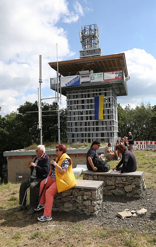 Nově otevřená rozhledna na vrchu Luž u Mařenic, která je umístěna na německé části vrcholu je v obležení českých i německých turistů.