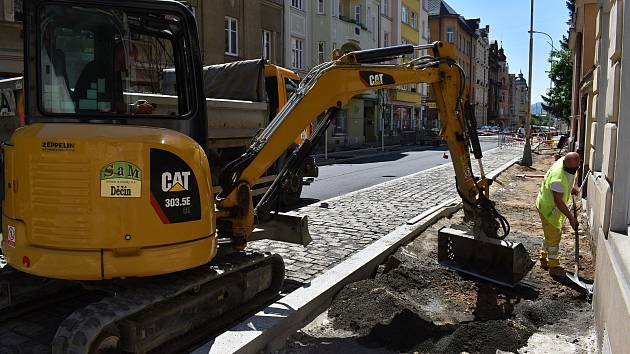 Oprava Bezručovy ulice v Podmoklech jede naplno.