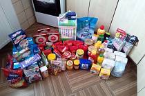Balíky potravin a základních hygienických potřeb.