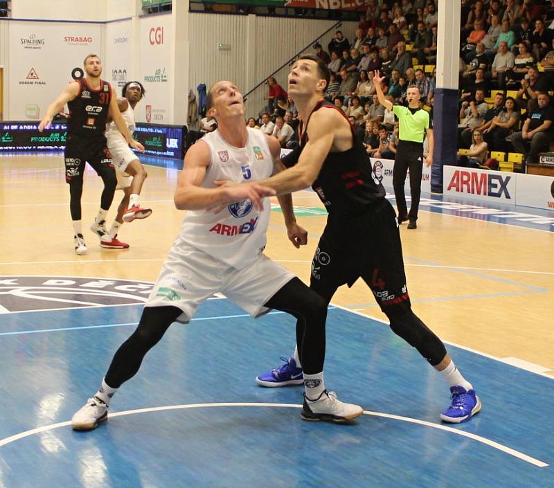 DĚČÍNŠTÍ BASKETBALISTÉ doma nestačili na mistrovský Nymburk.