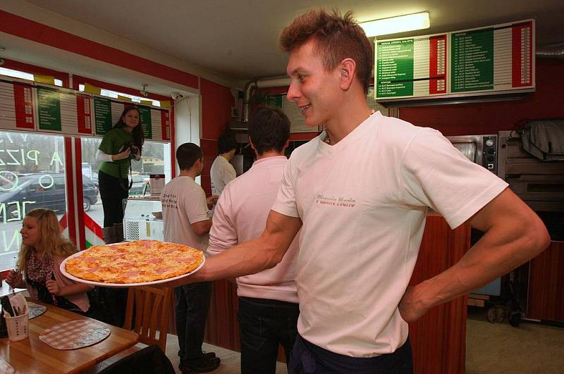 ZMĚNA. Tři hráči BK Děčín vyměnili dres za kuchařskou zástěru.