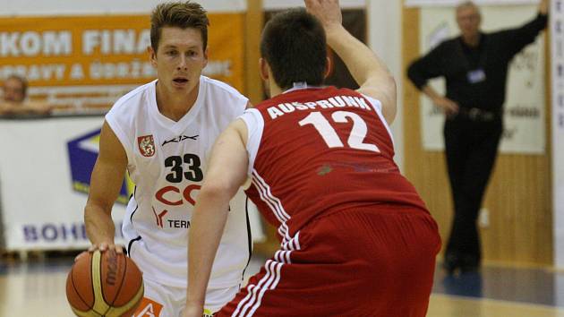 DĚČÍNŠTÍ BASKETBALISTÉ porazili Jindřichův Hradec. V pondělí hrají v Opavě.