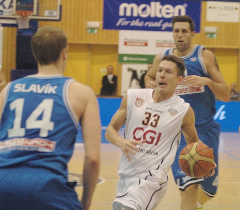 PARÁDA! Děčínští basketbalisté (v bílém) porazili v posledním letošním utkání pražský USK.