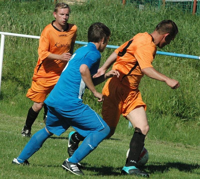 DERBY. Česká Kamenice (oranžové dresy) porazila doma Jílové 2:1.