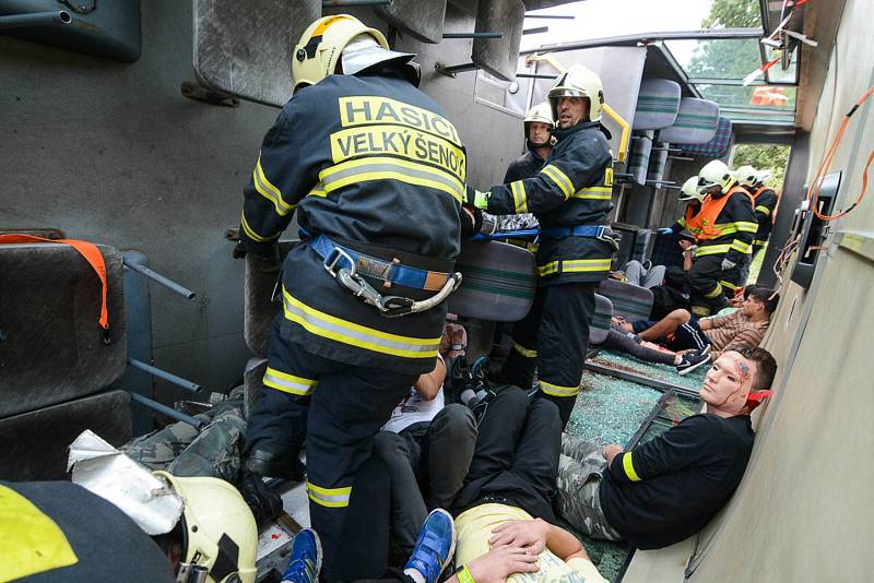 Simulovaná nehoda autobusu se čtyřiceti zraněnými v Dolní Poustevně zaměstnala desítky záchranářů.