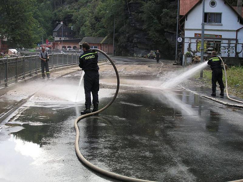 Úklid po povodni ve Hřensku.