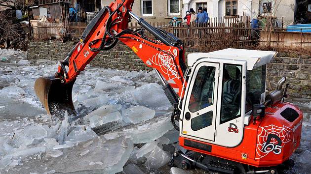 Mandavu ucpaly ledové kry, rozbít led  do varnsdorfu musel přijet bagr.