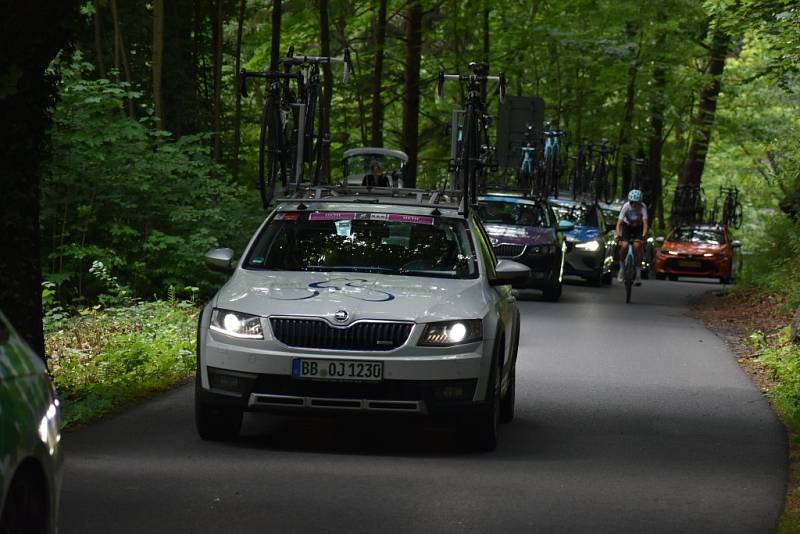 Tour de Feminin - II. etapa. Cyklistky na 30 kilometru při stoupání z Hřenska do Janova.