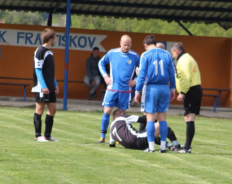 JASNÁ VÝHRA. Fotbalisté České Kamenice B (modrá) vyhráli 5:1 ve Františkově.