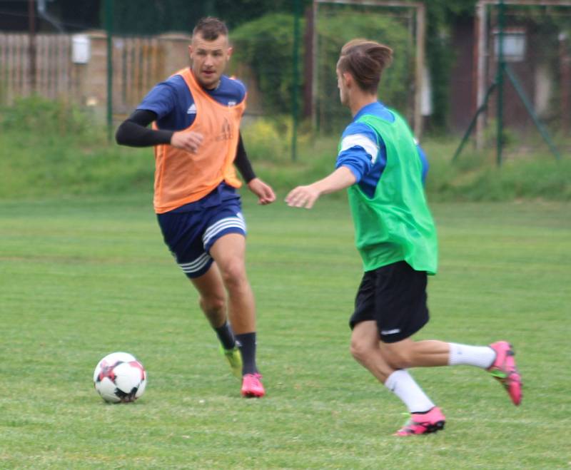 PRVNÍ TRÉNINK. Fotbalisty Varnsdorfu vedl poprvé trenér David Oulehla.